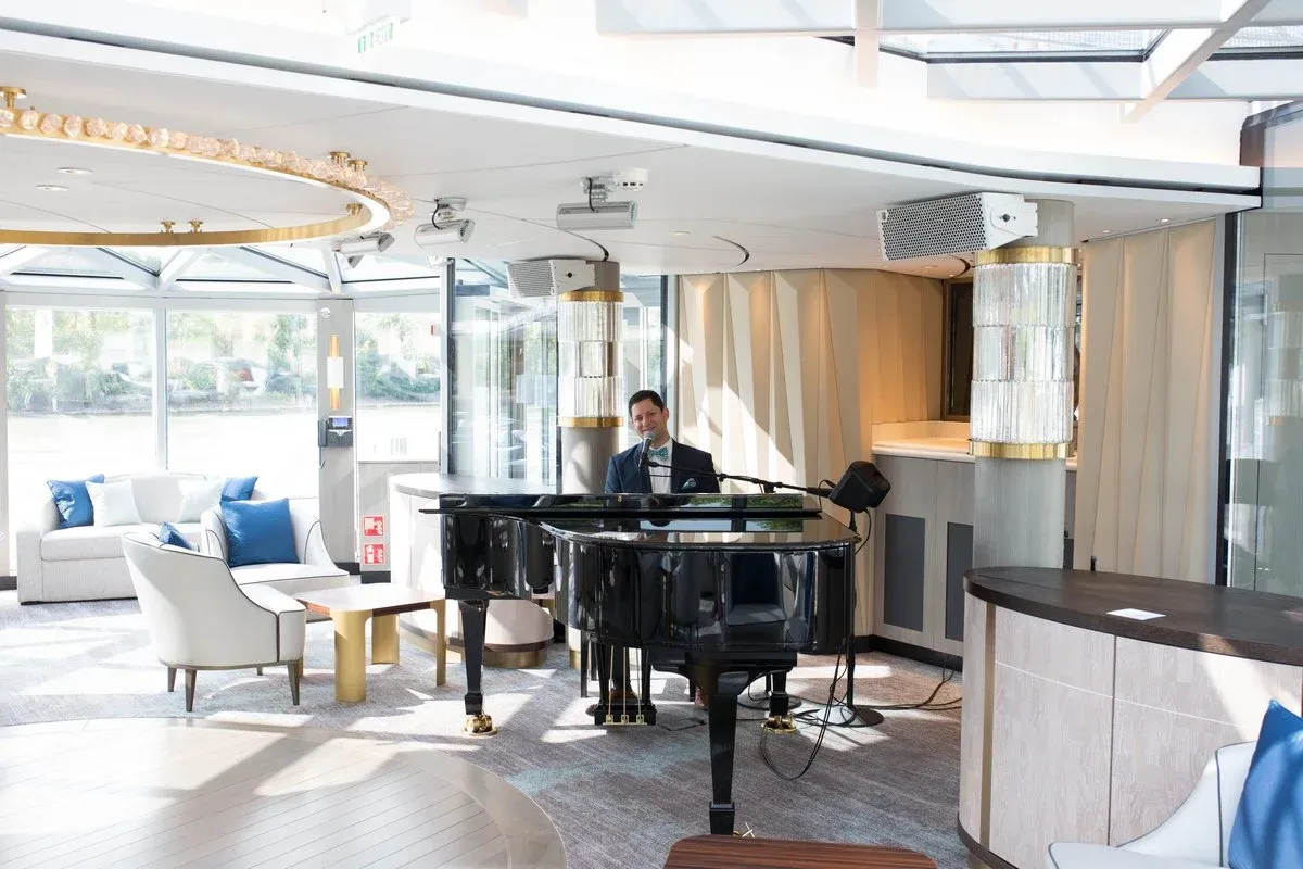 Crystal_Cruises_Piano_Bar_7301bb4f9d.webp
