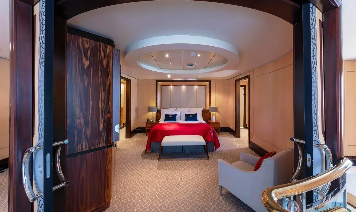 Cunard_Cruise_Line_Queen_Suite_4d3d22a0f8.webp