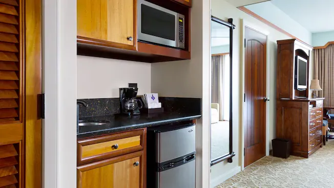 Disney_Aulani_Deluxe_Studio_microwave_1e58aed77a-3.webp