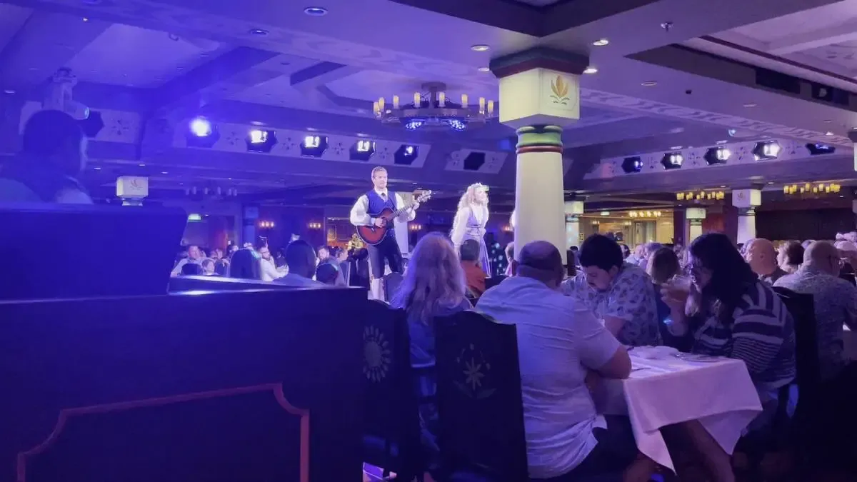Disney_Cruise_Line_Frozen_restaurant_show_04f55b7df2.webp