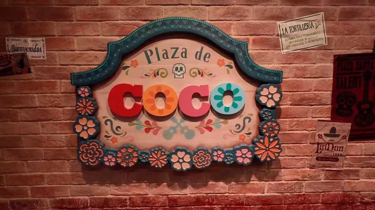 Disney_Treasure_Plaza_de_Coco_restaurant_sign_c933457a4a.webp