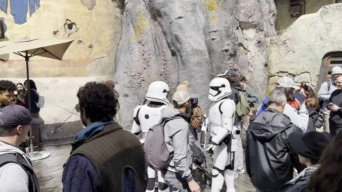 Disneyland_Galaxys_Edge_Stormtrooper_character_f2ffc55065.webp