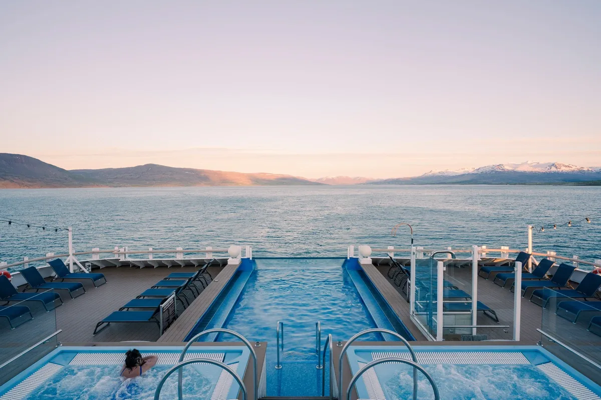 HX_Hurtigruten_Expeditions_Hot_tubs_and_Infinity_Pool_on_MS_Fridtjof_Nansen_Photo_Clara_Tuma_6c7abd1726.webp