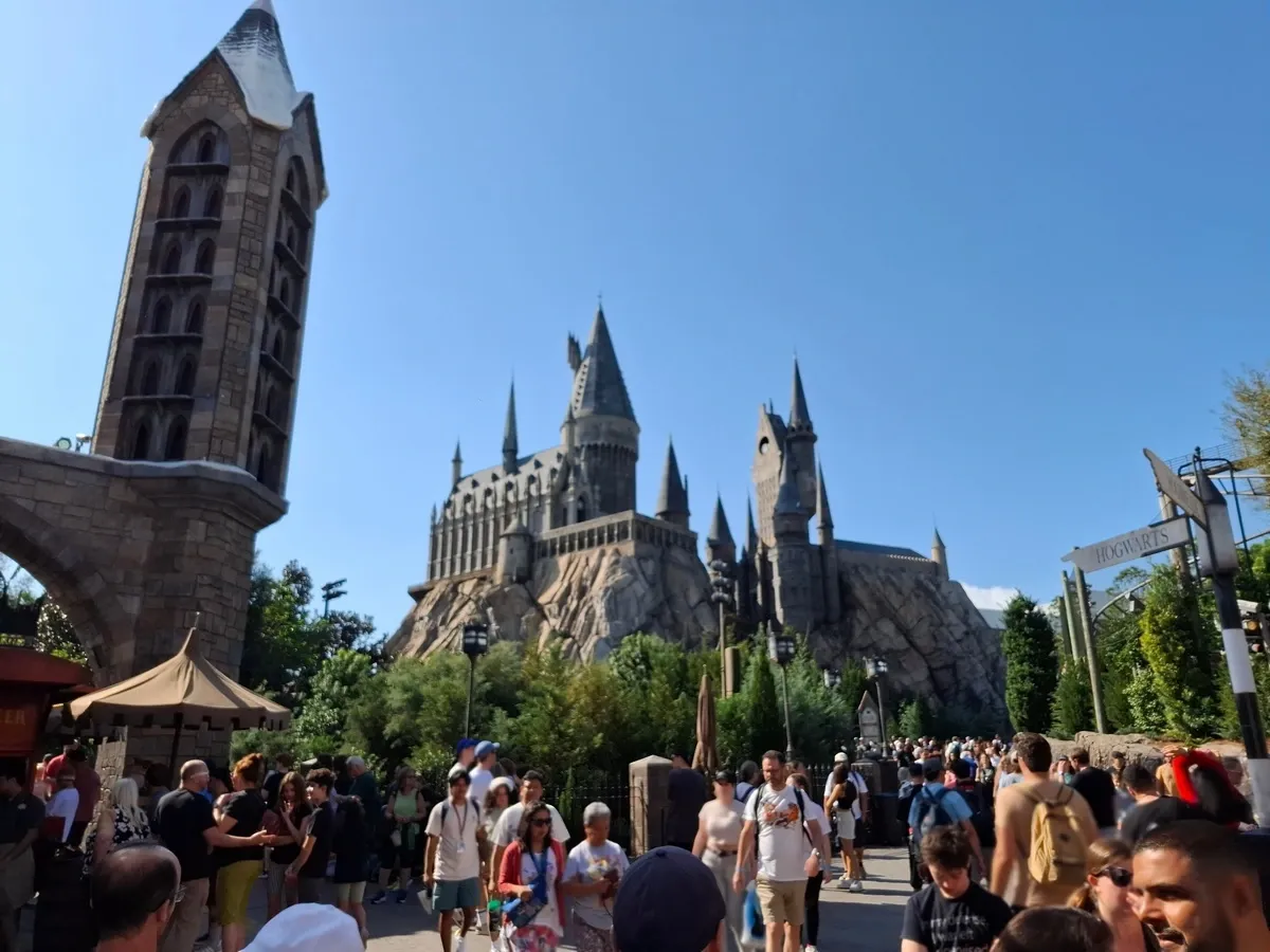 Islands_of_Adventure_Hogwarts_Castle_afar_6c7b93bb78.webp