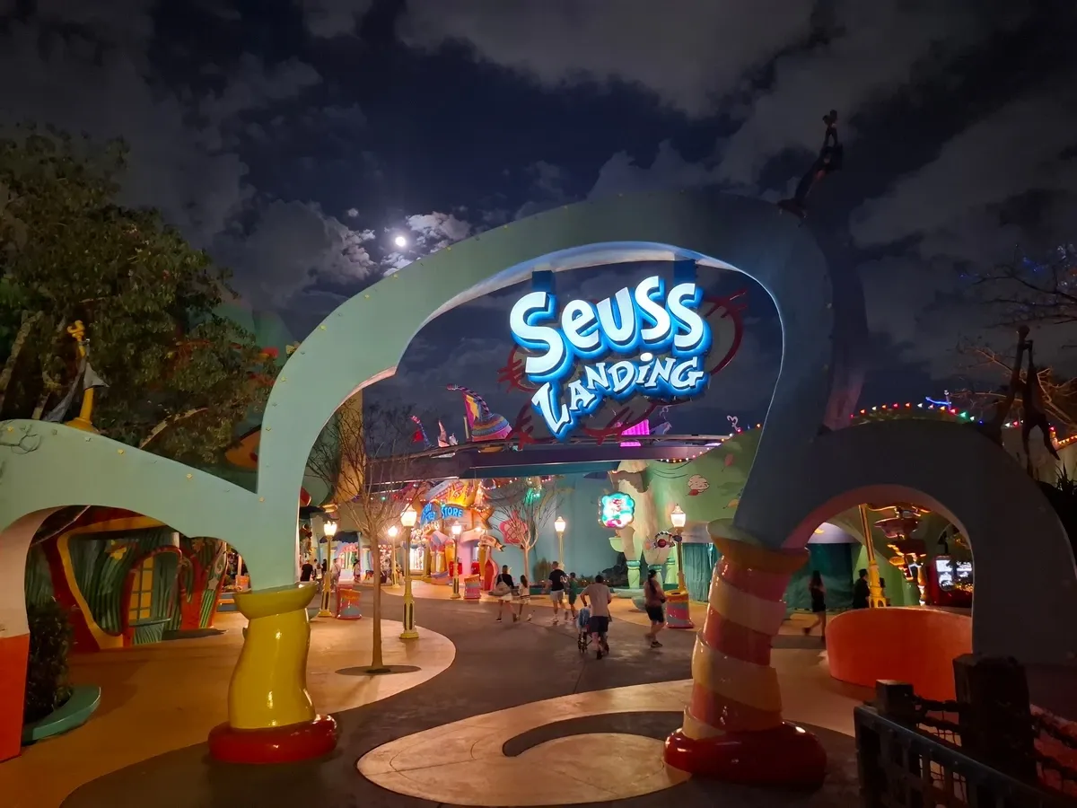 Islands_of_Adventure_Seuss_Landing_night_999c8b3ffb.webp