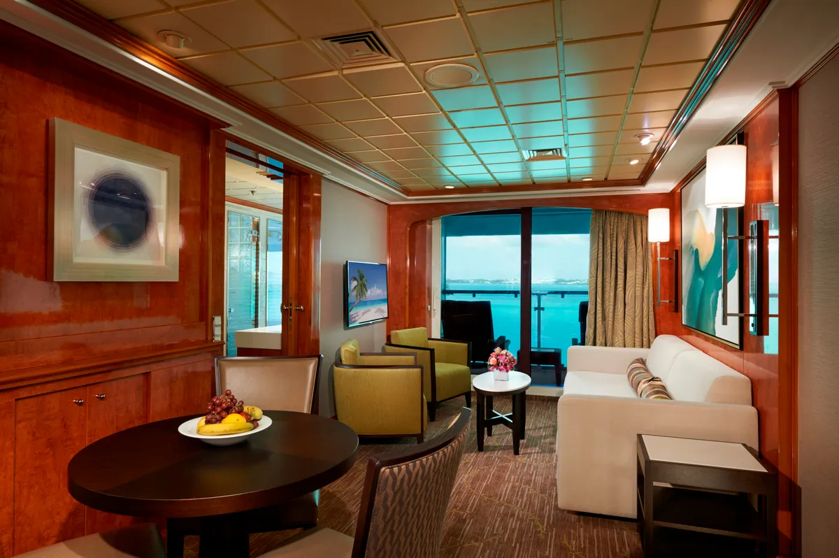 Norwegian_Cruise_Line_luxury_suite_acac01e03f.webp