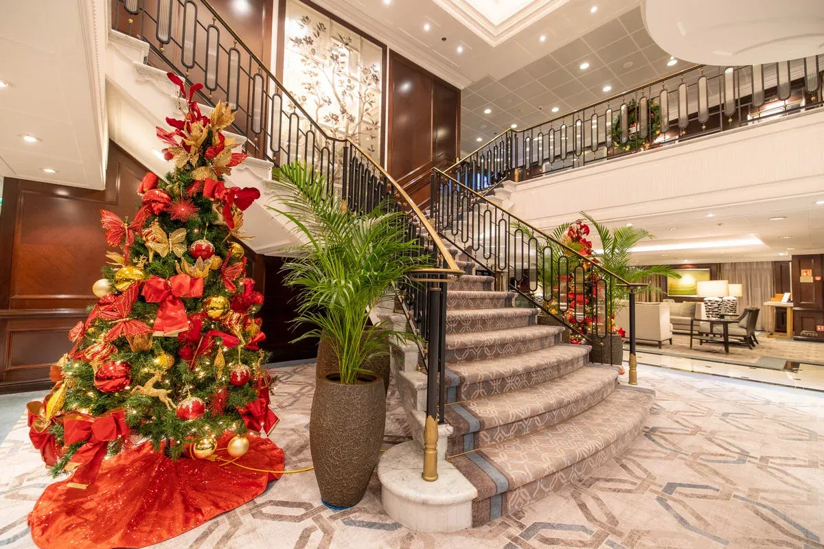 Oceania_Cruises_Christmas_Staircase_2c85f4d5c3.webp