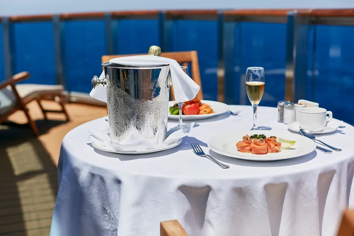 Princess_Cruises_balcony_dining_6bf22d5cd5.webp