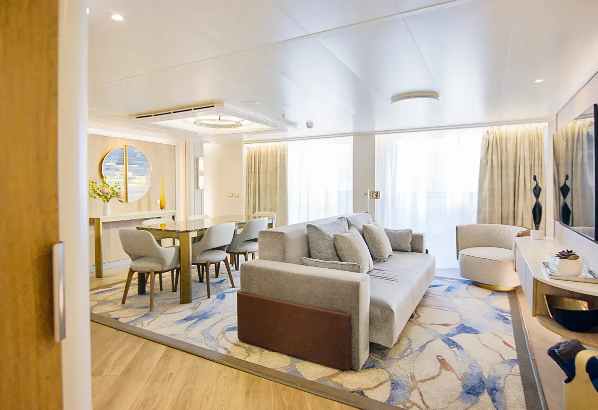 Princess_Cruises_suite_living_room_d5618d5abf.webp