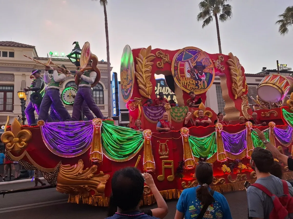 Universal_Studios_Mardi_Gras_2025_14_3a93d0ac25.webp