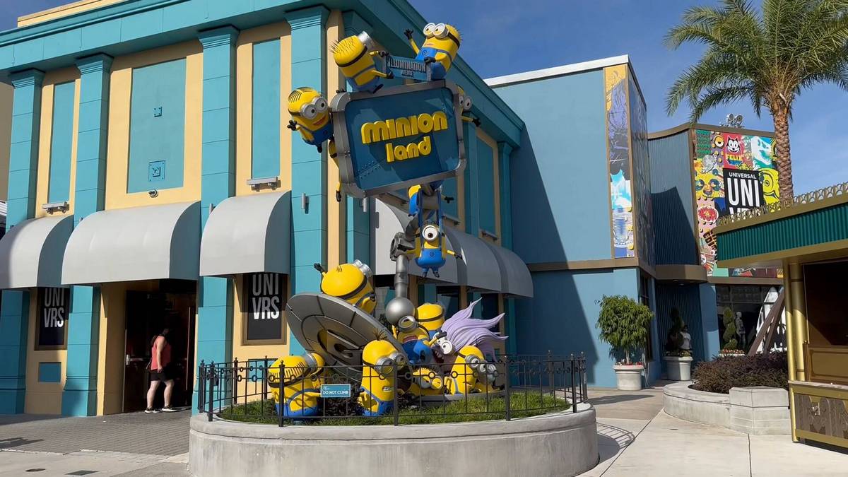 Universal_Studios_minions_land_938804bea8-1.jpg