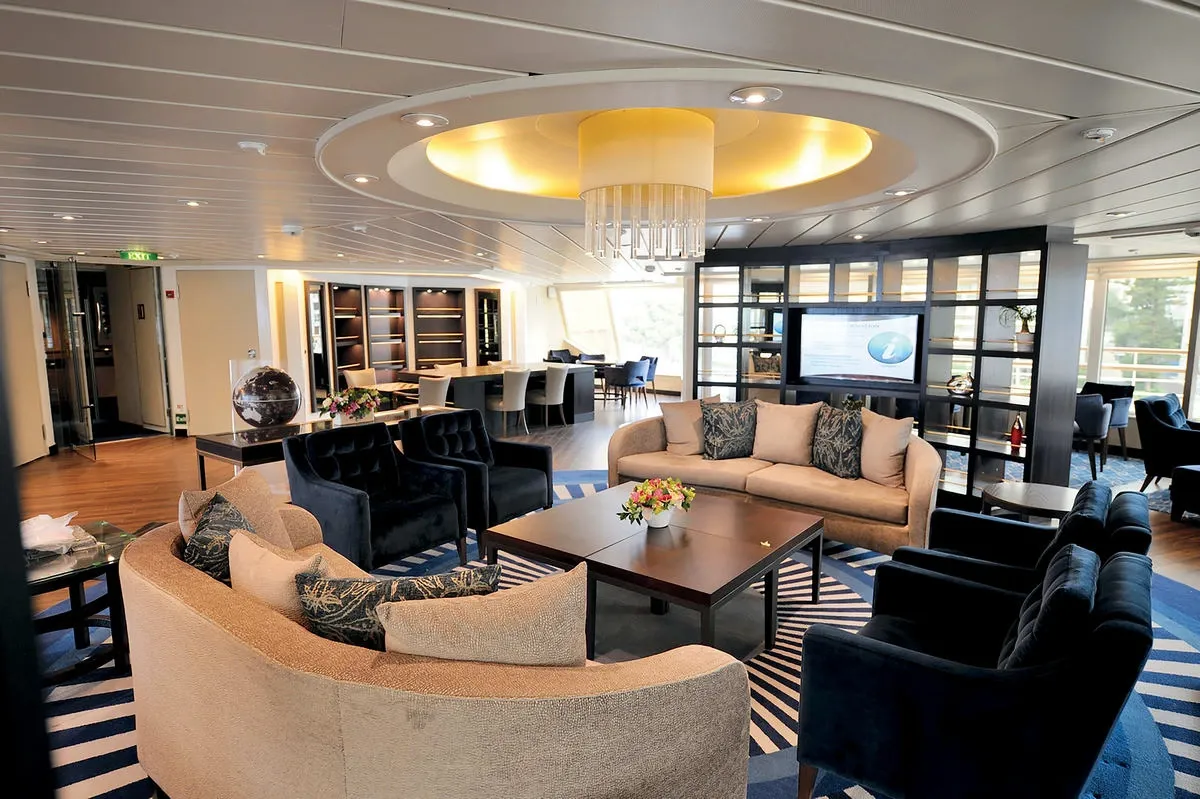 Windstar_Cruises_Lounge_7c03b1f838.webp