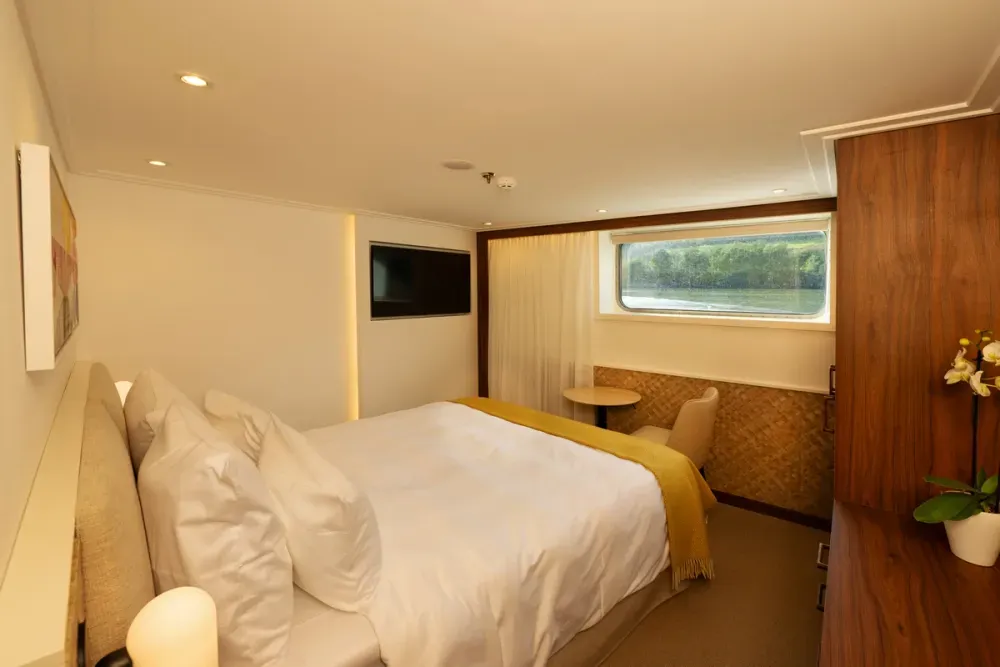large_Avalon_Waterways_Deluxe_Stateroom_630aedca6b.webp