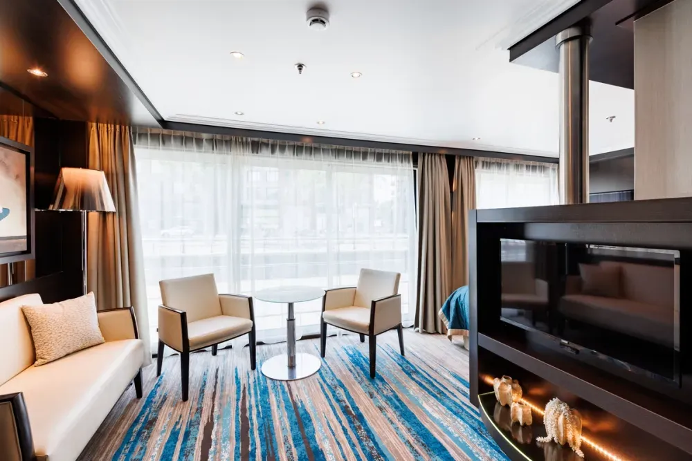 large_Avalon_Waterways_Vista_Royal_Suite_42df63ef66.webp